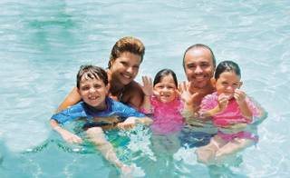 Rose e Gugu com João Augusto e suas gêmeas, Marina e Sofia, no Atlantis Paradise Island - Arquivo CARAS