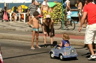 Observada por Cássio Reis, Danielle Winits brinca com o filho Noah no Leblon, Rio de Janeiro - Wallace Barbosa/ AgNews