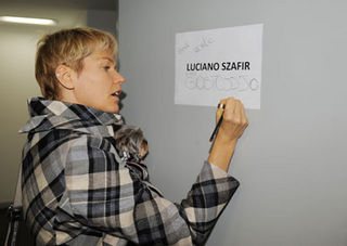 Xuxa deixa recado na porta do camarim de Szafir - Blad Meneghel