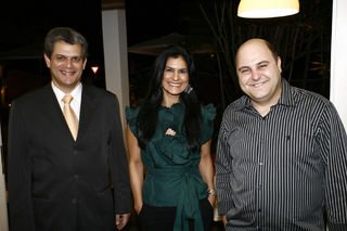 O prefeito de Maringá Silvio Barros, ao lado da primeira-dama, Bernadete Barros e do publicitário Walter Korneiczuk - Divulgação