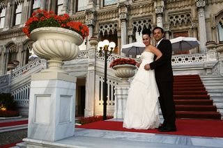 Daniela Escobar e Marcelo Woellner diante do Palácio Çiragan, onde é celebrada a união. O local, que já foi residência de sultões, está localizado à beira do Bósforo, estreito que separa a Ásia da Europa e liga o mar de Mármara ao Mar Negro. - RENATA D'ALMEIDA