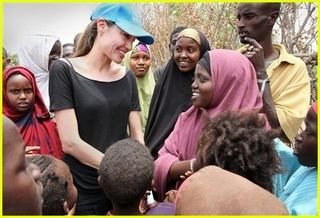 Angelina Jolie visita refugiados na África - Reprodução