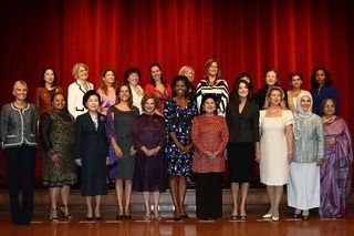 Marisa Letícia posa ao lado de Michelle Obama e outras primeiras-damas, em Pittsburgh - Ricardo Stuckert/PR