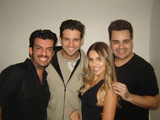 A ex-BBB Flávia Vianna com seu marido Fernando Justin ao centro, entre os hairstylist Bruno Lemes (à dir.) e Augusto Castro (esq.)