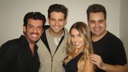 A ex-BBB Flávia Vianna com seu marido Fernando Justin ao centro, entre os hairstylist Bruno Lemes (à dir.) e Augusto Castro (esq.)