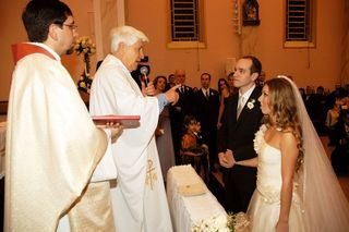 Os padres Jadir Dagnese e Francisco Andognini abençoam os noivos - Liane Neves / Liane Neves Fotografias