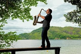 A desenvoltura no sax, que Daniel toca desde 16 anos. - IVAN FARIA E RENATO VELASCO/RENATO M. VELASCO COM E FOTOG.