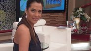 A apresentadora Keila Lima não abre mão dos fios longos, mas, para variar o look, prende as madeixas