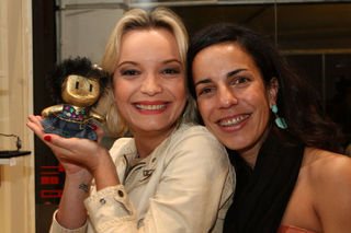 Tata Fromholz com seu toy art e Maria Carolina Duva Parente - Mariana Boro