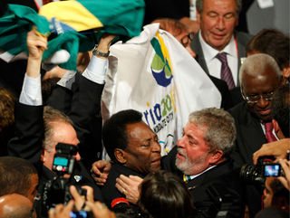 Pelé e o presidente Lula emocionados se abraçam na sede do COI - Pawel Kopczynski/Reuters