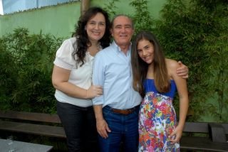 Lilian e Renato Aragão com a filha, Livian, na coletiva de imprensa de Acampamento de Férias - Ag.News