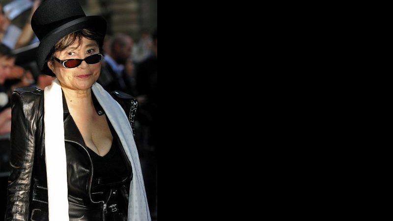 Yoko Ono, de cartola e óculos - Reuters