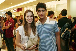 Nathalia Dill com o punho enfaixado - AgNews