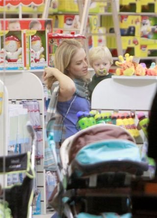 Angélica em loja de brinquedos com os filhos - AgNews