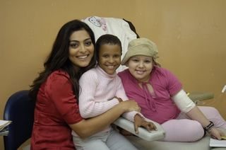 Juliana Paes visita crianças no INCA - Divulgação