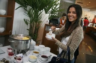 Mariana Rios 'ataca' os doces - Anderson Borde / AgNews