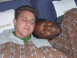 Pelé dorme no ombro de Luciano Huck - Reprodução