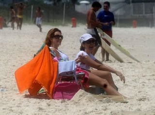 Fátima Bernardes com os filhos e amigos na praia - Adilson Lucas / AgNews