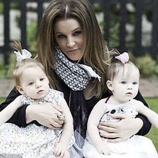 Lisa Marie Presley posa ao lado das filhas gêmeas, Finley e Harper - Reprodução