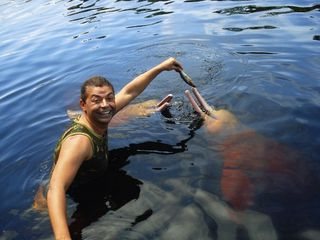 No Amazonas, David alimenta os botos. - Marcelo Carvalho