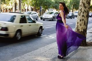 A trabalho em Portugal, Lavínia passeia pela Avenida da Liberdade, na capital do país, e conta sua experiência com o nascimento do filho, Felipe, de 9 meses. - NUNO MIGUEL SOUSA/CARAS PORTUGAL