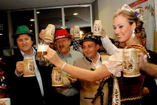 Leonel Pavan, Vice-Governador de SC, Luiz Henrique da Silveira, Governador de SC, João Paulo Kleinübing, Prefeito de Blumenau e Vanessa Chacorowski, Rainha da Oktoberfest de 2009, brindam à 26ª Oktoberfest - Franco Rodrigues/Divulgação