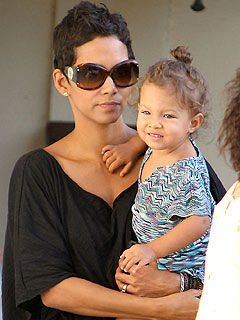 Halle Berry e Nahla - Reprodução / Just Jared