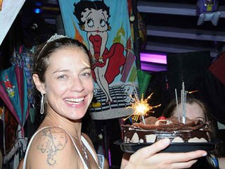 Luana Piovani segura o bolo em sua festa de aniversário - Reprodução