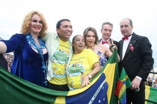 Letícia Spiller tira fotos com fãs na Parada Gay em Copacabana - AgNews