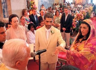 Fernanda Montenegro abençoa o casal no Outeiro da Glória, Rio. - FOTOS: VERA DONATO, GIANNE CARVALHO E GEORGE MARAGAIA