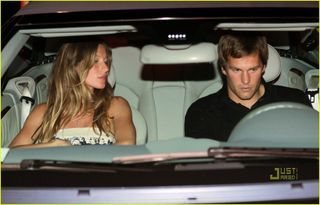 Gisele Bündchen e Tom Brady deixam o restaurante - Reprodução Just Jared