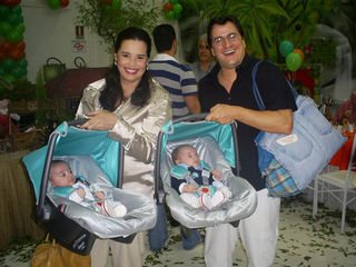 Suzy Rêgo e Fernando Vieira com os gêmeos Marco e Massimo, na festa de aniversário de um ano de Victor e Laura, gêmeos de Liliane Ventura - Val Góis