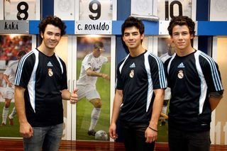 Os irmãos do Jonas Brothers no estádio do Real Madrid, na Espanha - Getty Images