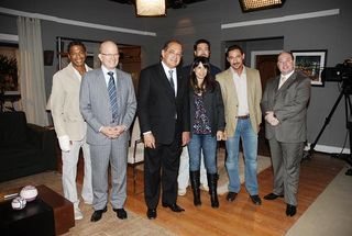 Ministro Gilmar Mendes com o presidente da Record Alexandre Raposo no estúdio de Poder Paralelo, com os atores Nill Marcondes, Cécil Thiré, Maria Ribeiro, Bruno Padilha e Tuca Andrada