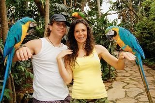 O casal se encanta com a Bird Land - Terra dos Pássaros.