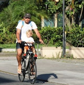 Feliz com a notícia de que Vanessa Lóes está grávida de quatro meses de uma menina, Thiago pedala com Gael pela orla da Barra, Rio. - Delson Silva/AgNews e Felipe Assumpção/AgNews