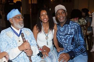 Ao lado de Abdias, a professora Eliane Cavalleiro namora o astro americano em evento sobre cinema negro, no Espaço Tom Jobim, Rio. - CAROL FEICHAS/4COM FOTOGRAFIA