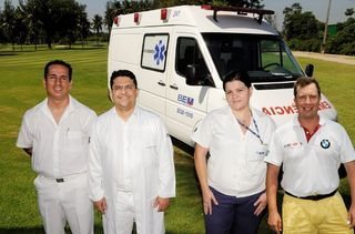 Equipe médica de prontidão - GEORGE MAGARAIA/IMAGENS MAGASAC