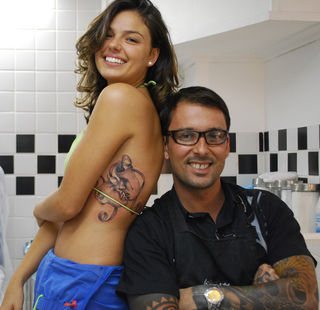 Ísis Valverde faz tatuagem em homenagem ao teatro - Divulgação