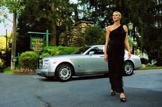 A bordo de um veículo Rolls-Royce Phantom, a bela gaúcha, que vive há 13 anos nos EUA, chega ao Castelo de CARAS, em Tarrytown, a 40 minutos da Big Apple. - CADU PILOTTO / AGRADECIMENTOS: CARLOS TUFVESSON, IÓDICE E CAROLINA HERRERA