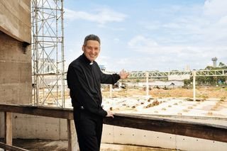 Em SP, o sacerdote apresenta durante almoço para amigos e familiares o lugar que abrigará em 2010 milhares de fiéis. - Margareth Abussamra/ Abussamra Photos