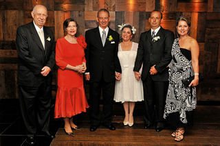 Zé Alencar e sua Mariza no enlace de Toninho e Maria da Graça, que recebem o carinho de Alexandre, filho do noivo, com a mulher, Maria do Carmo. - FOTOS: JÚNIA GARRIDO E LAU DE CASTRO