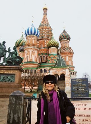 O frio da capital russa não intimidou a estrela a visitar pontos como a Catedral de São Basílio.