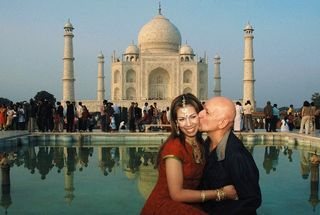 Daniela, com traje típico, e o amado, sir Ben Kingsley, no mais conhecido cartão-postal da Índia, em Agra. Ator vai viver o imperador que ergueu o monumento. - REUTERS