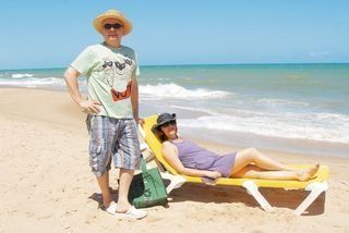 Marcelo Tas e Bel Kowarick na Praia do Forte, litoral norte da Bahia. - INACIO TEIXEIRA