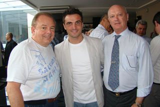 O apresentador Luciano do Valle, o jogador de futsal Falcão e o presidente da TVBV em Santa Catarina Saul Brandalise Junior no coquetel de abertura da SC Cup, em Jaraguá do Sul - Julio Fantin