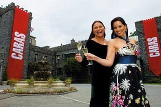 Em frente ao Castelo de CARAS, em Tarrytown, New York, a dupla brinda à amizade e à carreira. - SELMY YASSUDA E JAIME BÓRQUEZ