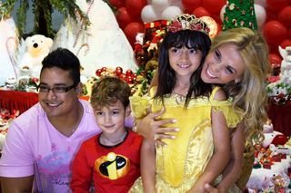 Carla Perez e Xanddy e os filhos Camilly e Alexandre - Almir Martins / AgNews