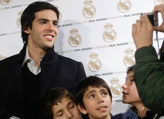 Kaká distribui presentes em campanha de Natal em Madrid - Reuters