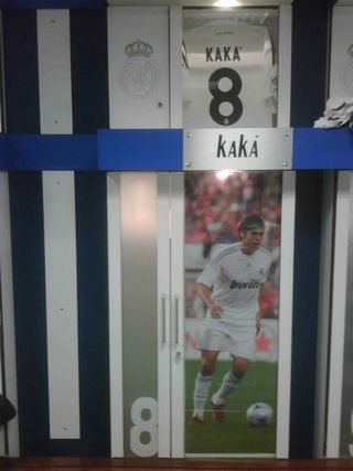 Kaká mostra seu armário dentro do vestiário do estádio Santiago Bernabéu, em Madrid - Reprodução